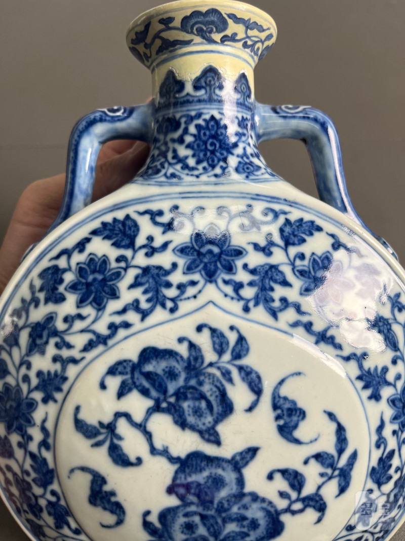 清乾隆  青花缠枝花卉福寿纹抱月瓶 - 图11
